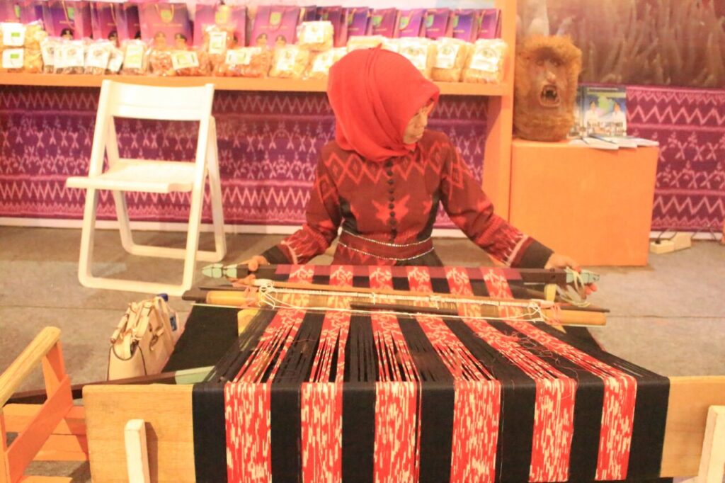 Tenun Pagatan Bertahan, Jadi Identitas Budaya dan Ekonomi Warga