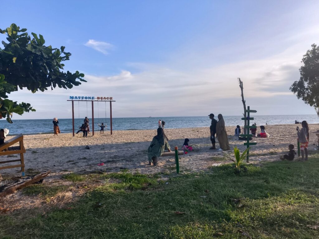 Pesona Senja Mattone Beach, Jadi Daya Tarik Wisata Sekaligus Dongkrak UMKM Warga