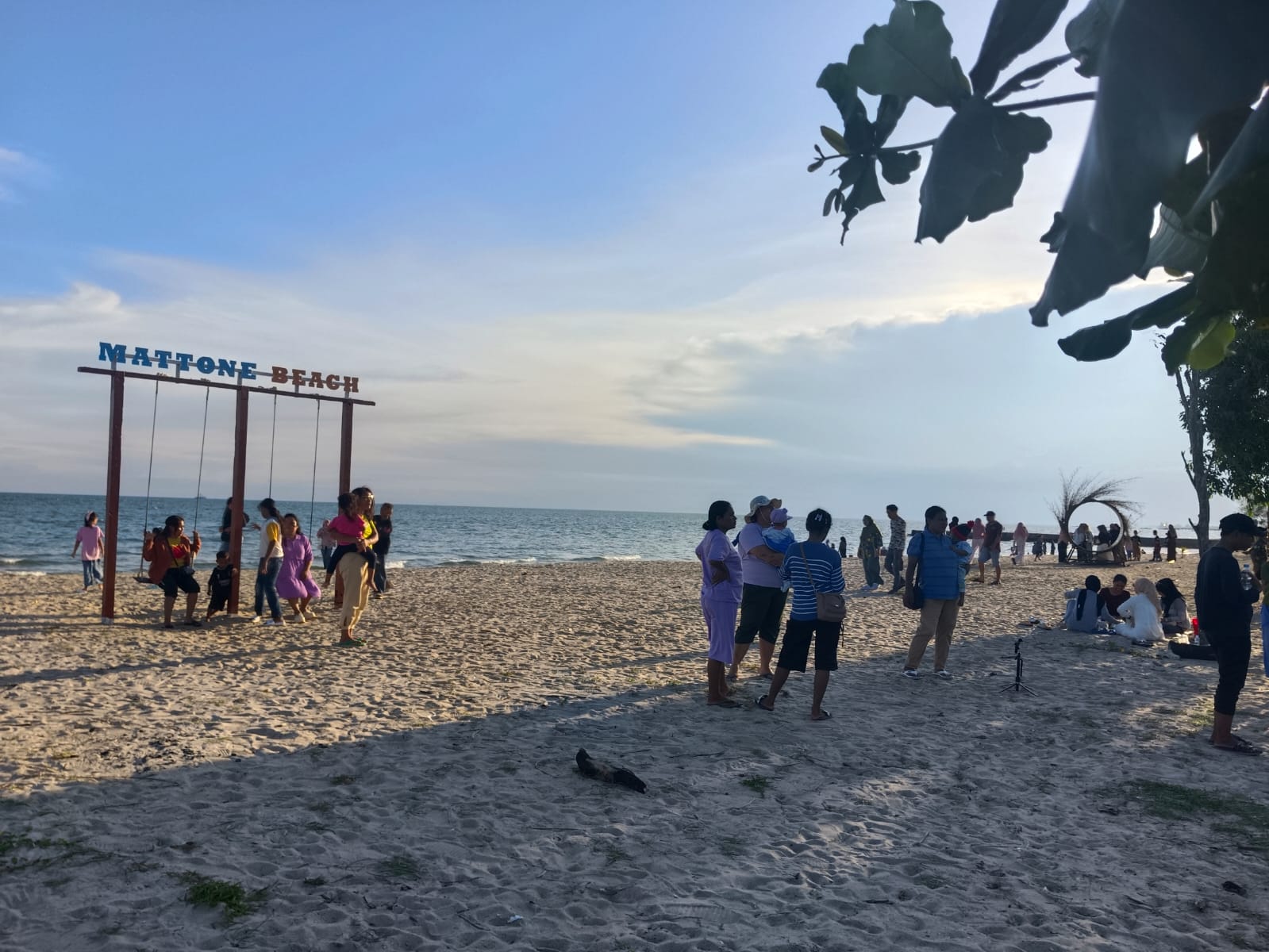 Senja Mattone Beach Memikat, Wisata Favorit Kusan Hilir yang Hidupkan Ekonomi Warga IMG-20260405-WA0028(3)