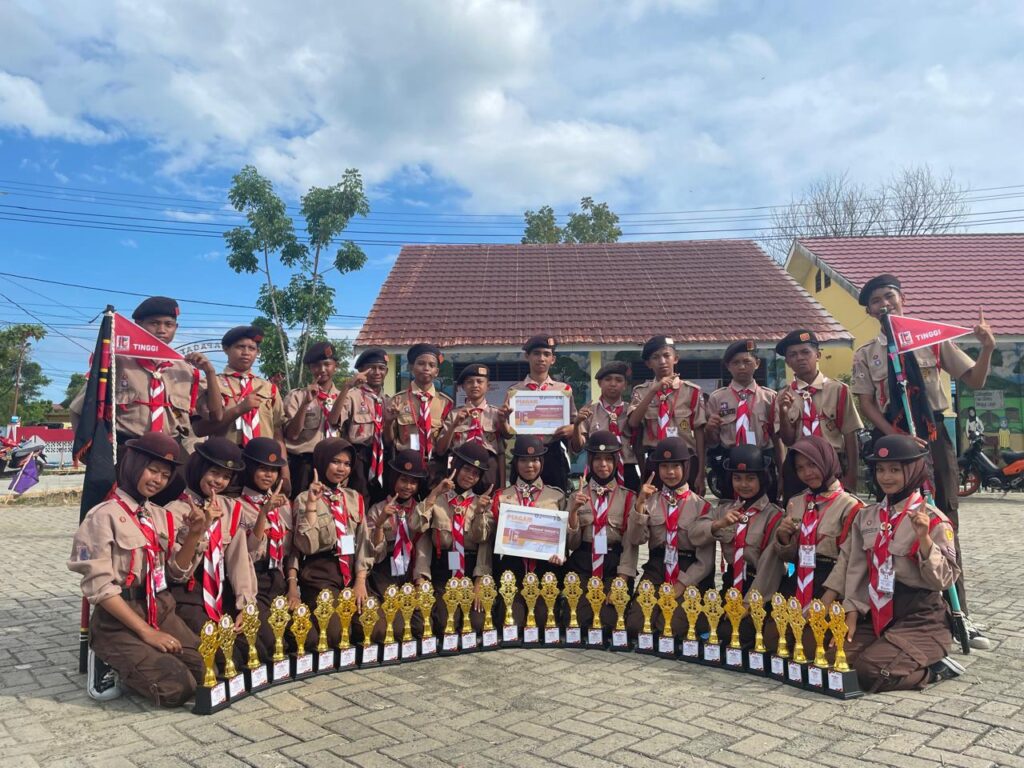 SMPN 7 Kusan Hilir Borong 30 Piala Juara LT II