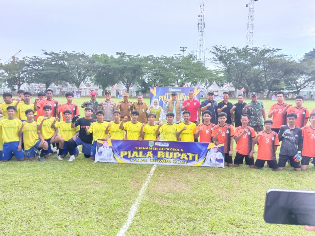Tendangan Perdana Bupati Buka Turnamen Sepakbola Tanah Bumbu