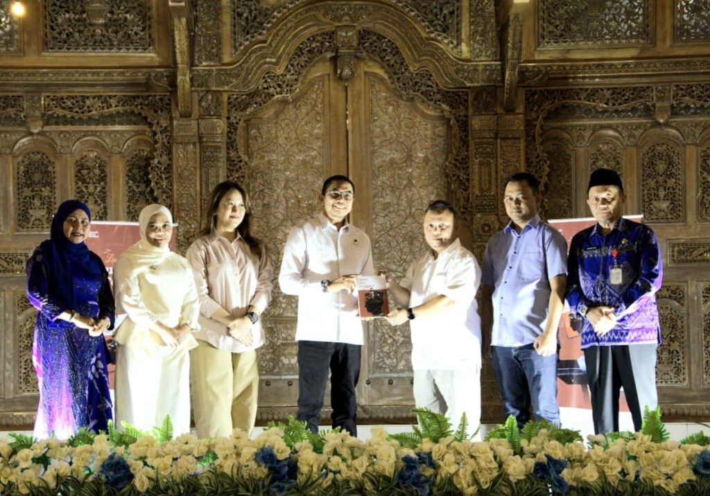Hadiri Launching Buku Antologi “Suara dari Tenggara”, Bupati Andi Rudi Latif Apresiasi Perkembangan Literasi di Bumi Bersujud