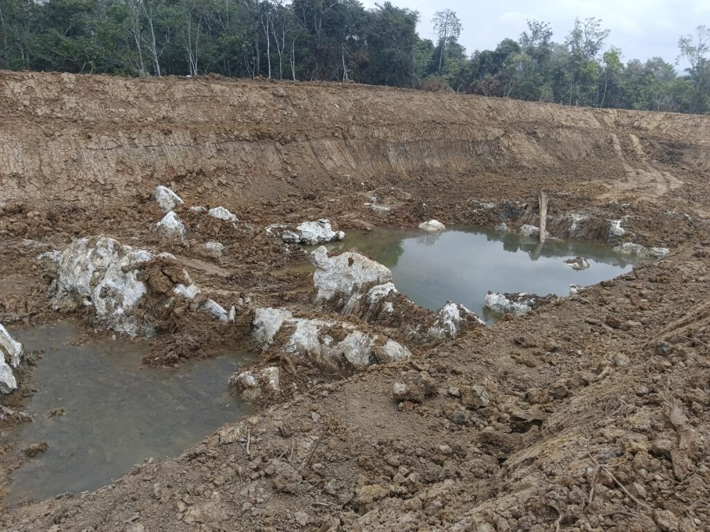 PT CK Bangun Embung, Dorong Pemenuhan Air Bersih Warga Mangkalapi